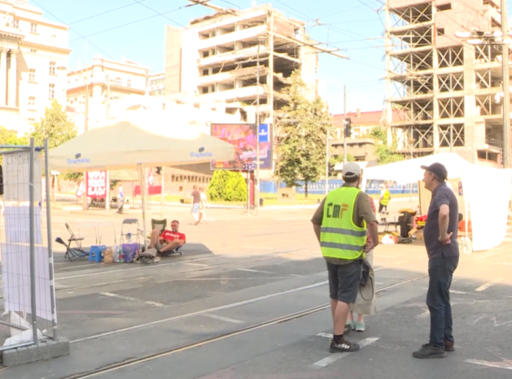 Okupljeni oko grupe "Pobunjeni univerzitet" i dalje blokiraju raskrsnicu kod Vlade