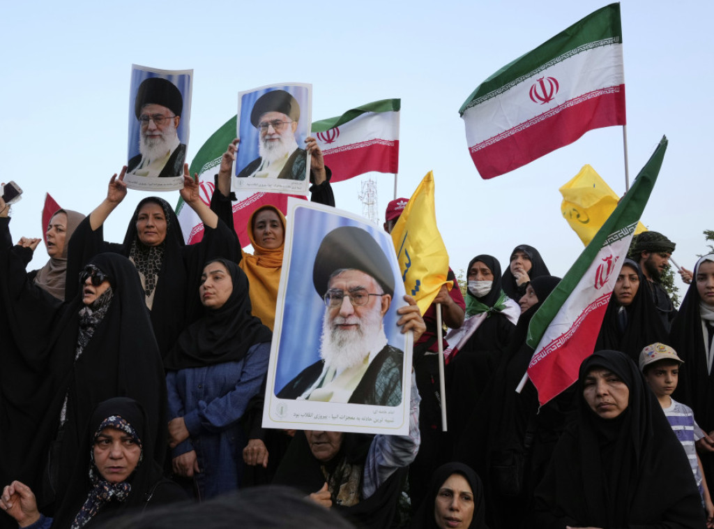 Stotine ljudi marširale u Teheranu u znak podrške iranskoj vojsci