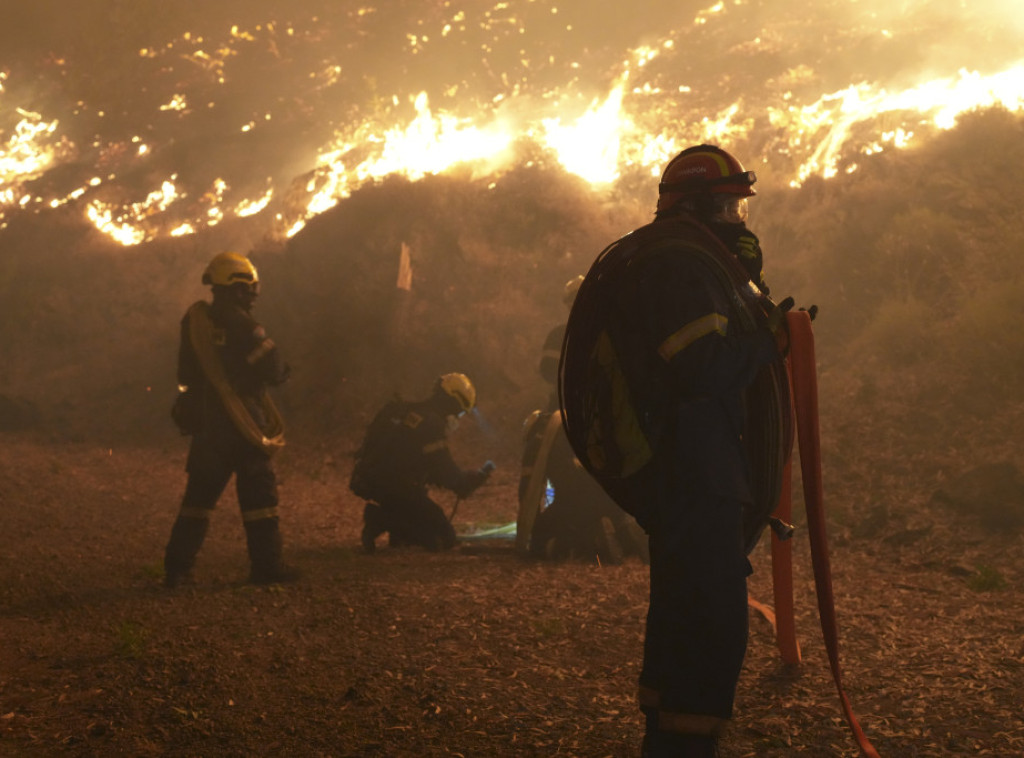 Vatrogasci na Hiosu se bore da spreče da požar zahvati nepristupačna mesta