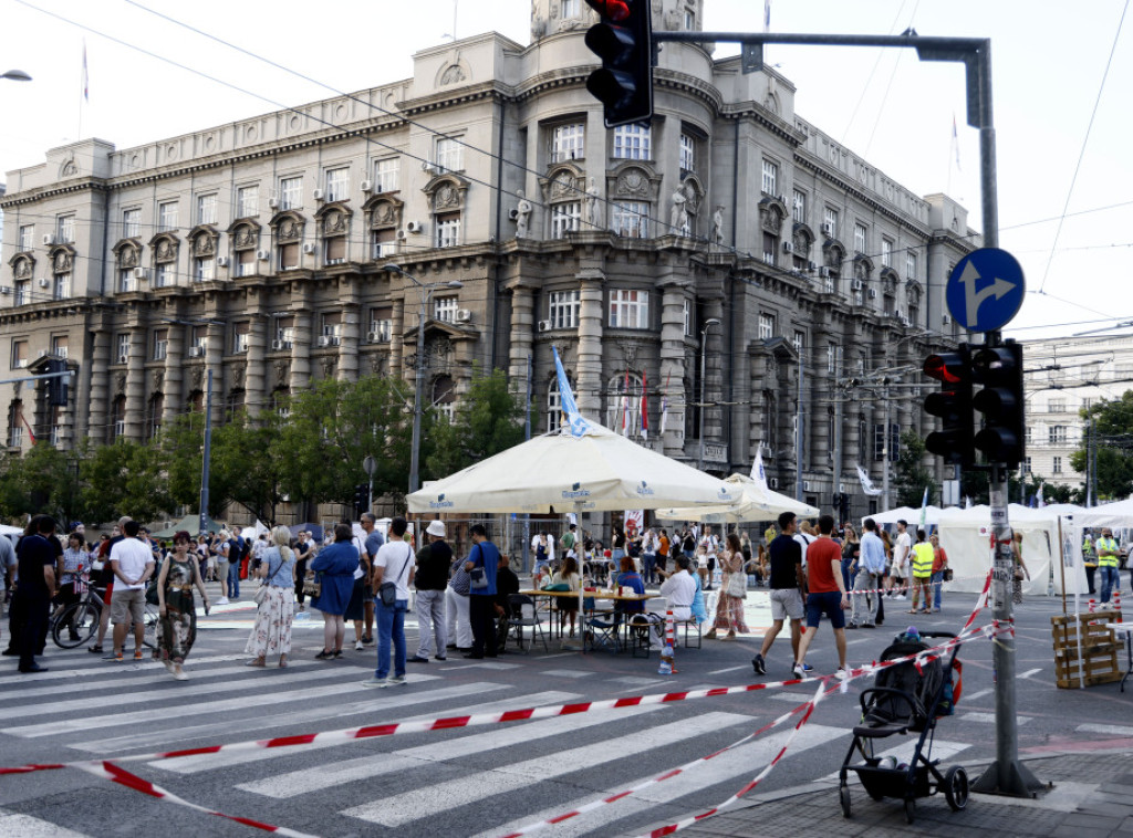 Okupljeni oko grupe "Pobunjeni univerzitet" najavili da sutra prekidaju blokadu kod Vlade Srbije