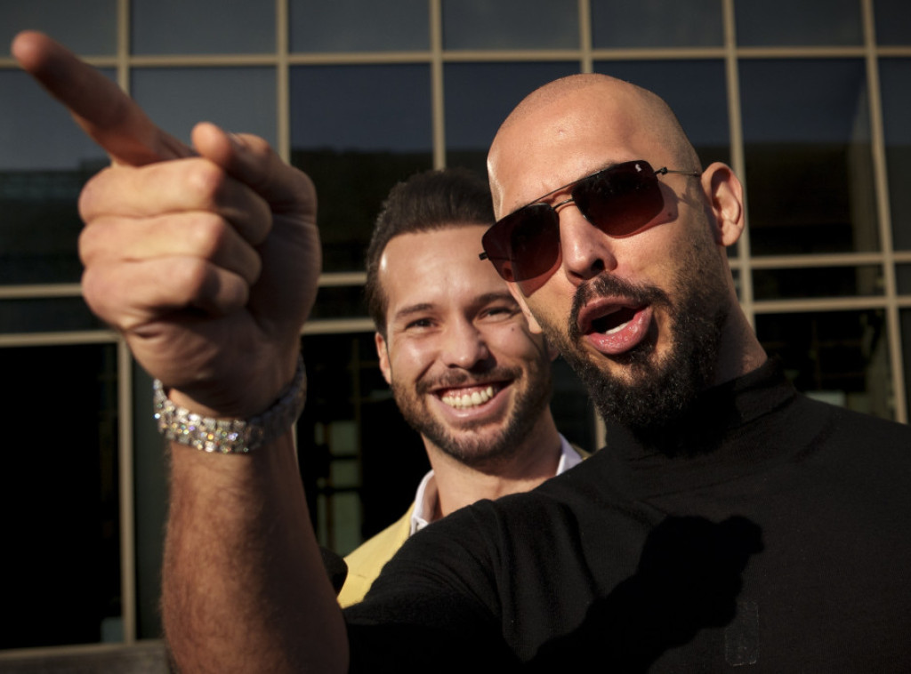 Suđenje Endrjuu Tejtu u Britaniji zbog seksualnog zlostavljanja pomereno za 2026. godinu