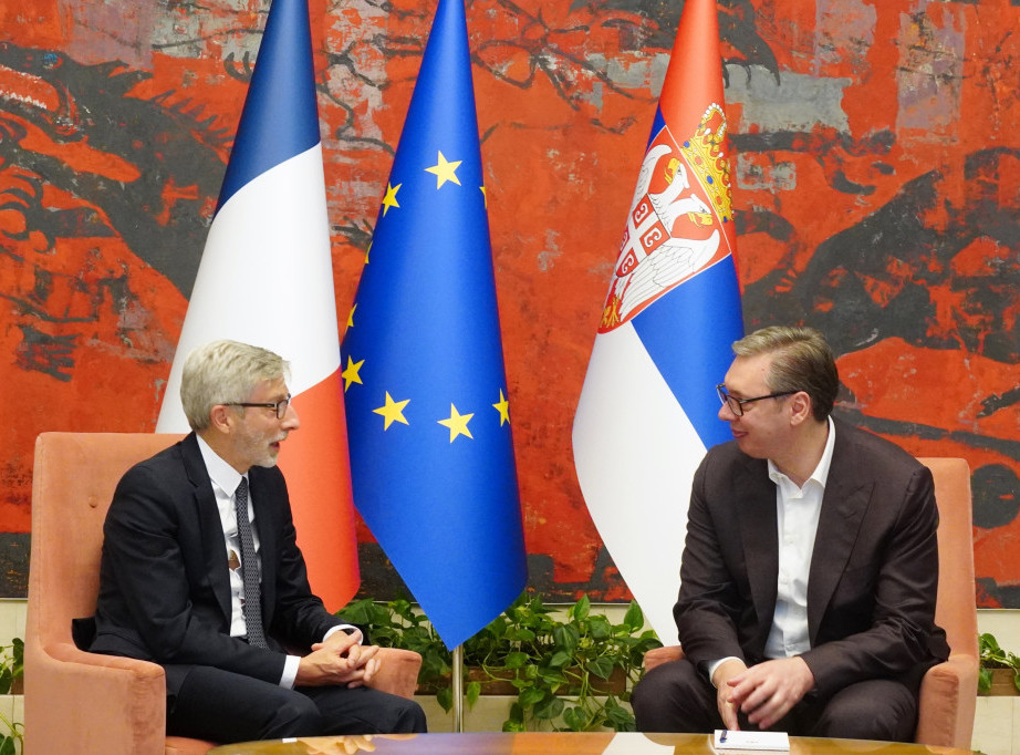 Predsednik Vučić primio u oproštajnu posetu ambasadora Francuske Pjera Košara