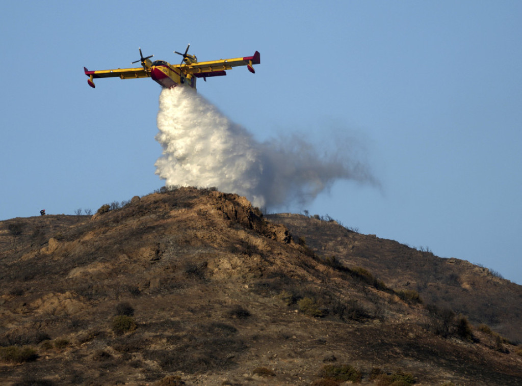 Vatrogasci i dalje gase požar koji je izbio u gradu blizu Atine