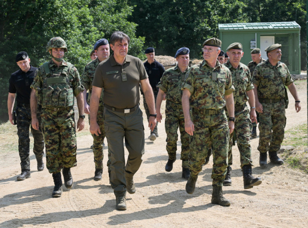 Gašić obišao pripadnike Vojske Srbije u Kopnenoj zoni bezbednosti u bazi "Ornica"