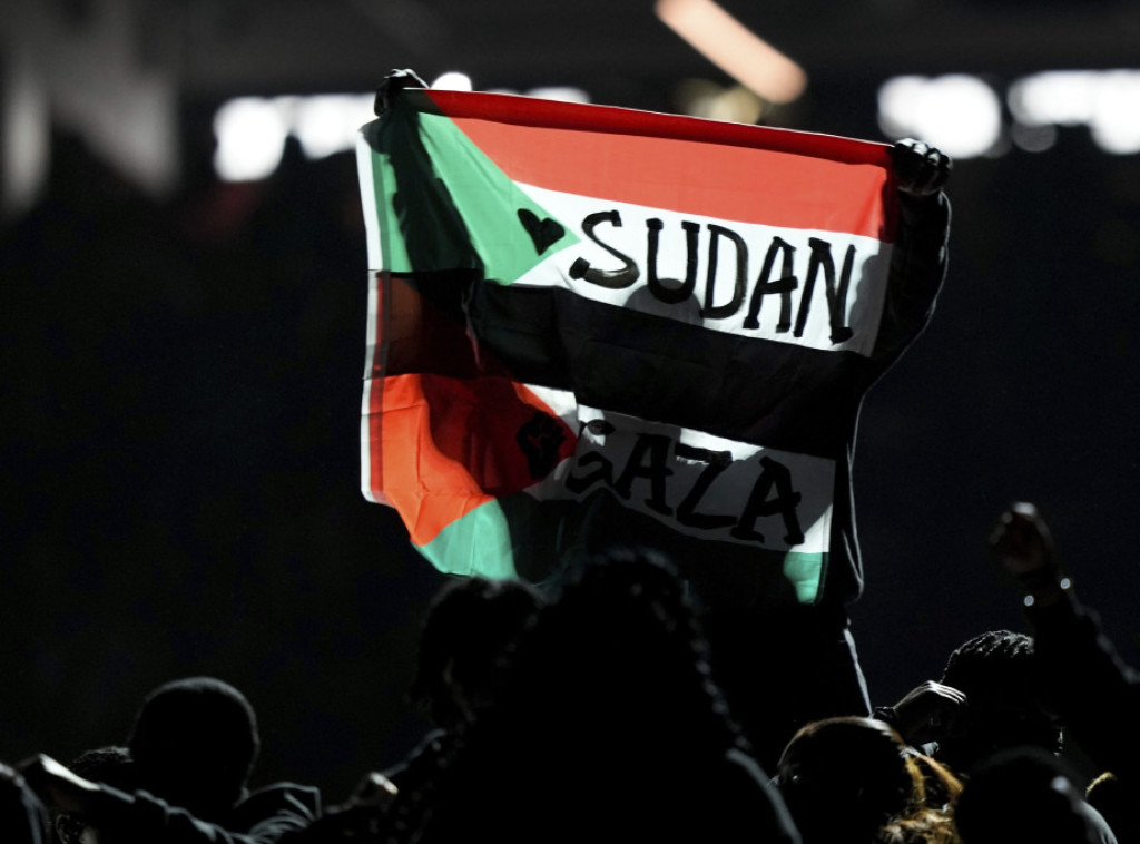 Izvođač na poluvremenu Super Bola optužen, nosio zastavu "Sudan i Slobodna Gaza"