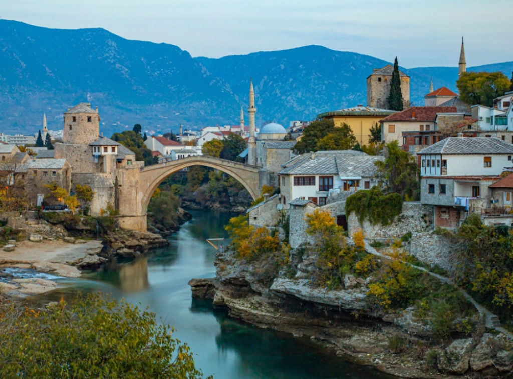 Mostarci pretukli neodgovornog turistu koji je skočio s mosta u Neretvu