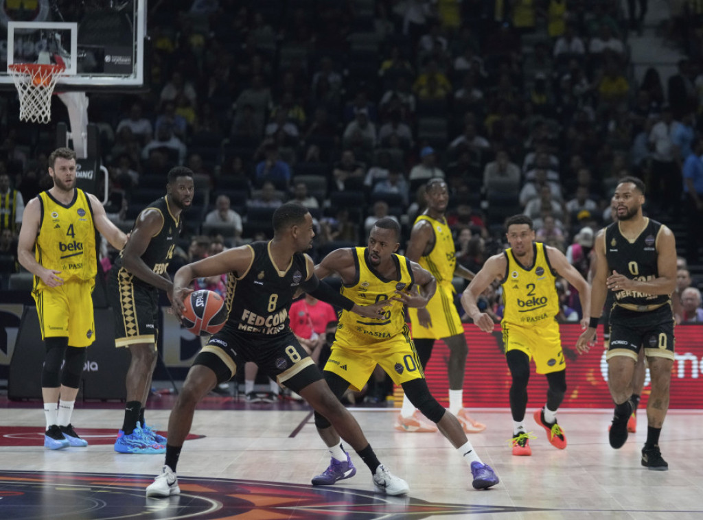 Američki košarkaš Erik Makolum nije više član Fenerbahčea