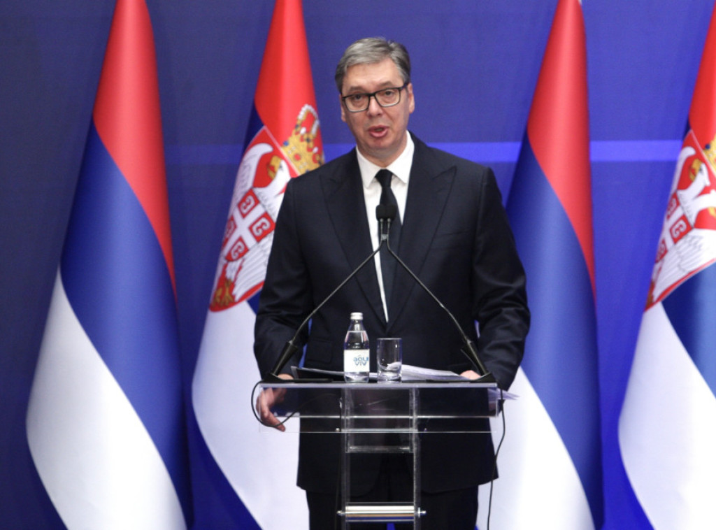 Vučić čestitao Vidovdan vojnim veteranima okupljenim ispred Skupštine