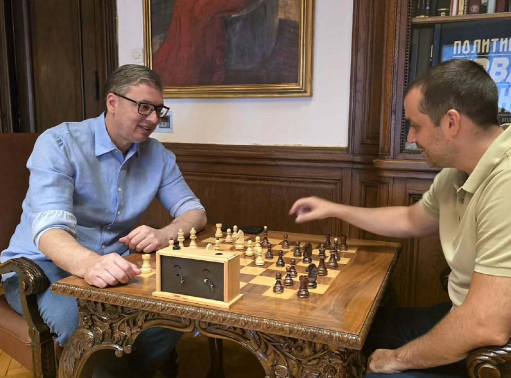 Vučić objavio fotografiju iz Predsedništva na kojoj se vidi kako igra šah