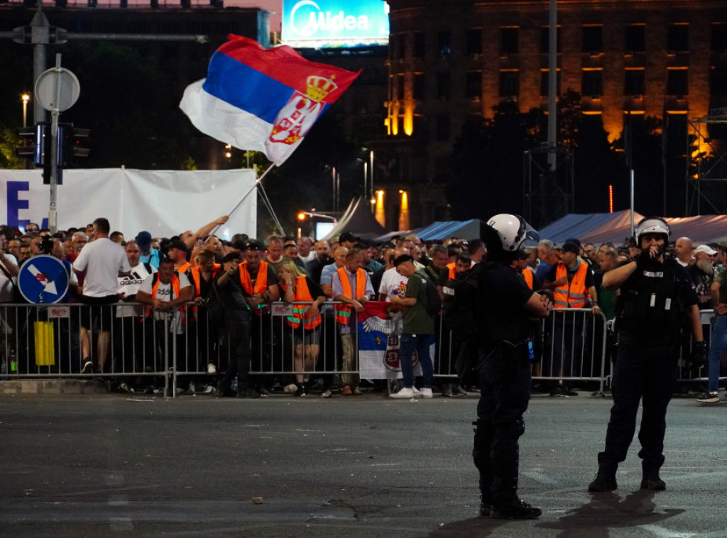Policija između studenata koji blokiraju i studenata koji žele da uče, kao i kod Vlade