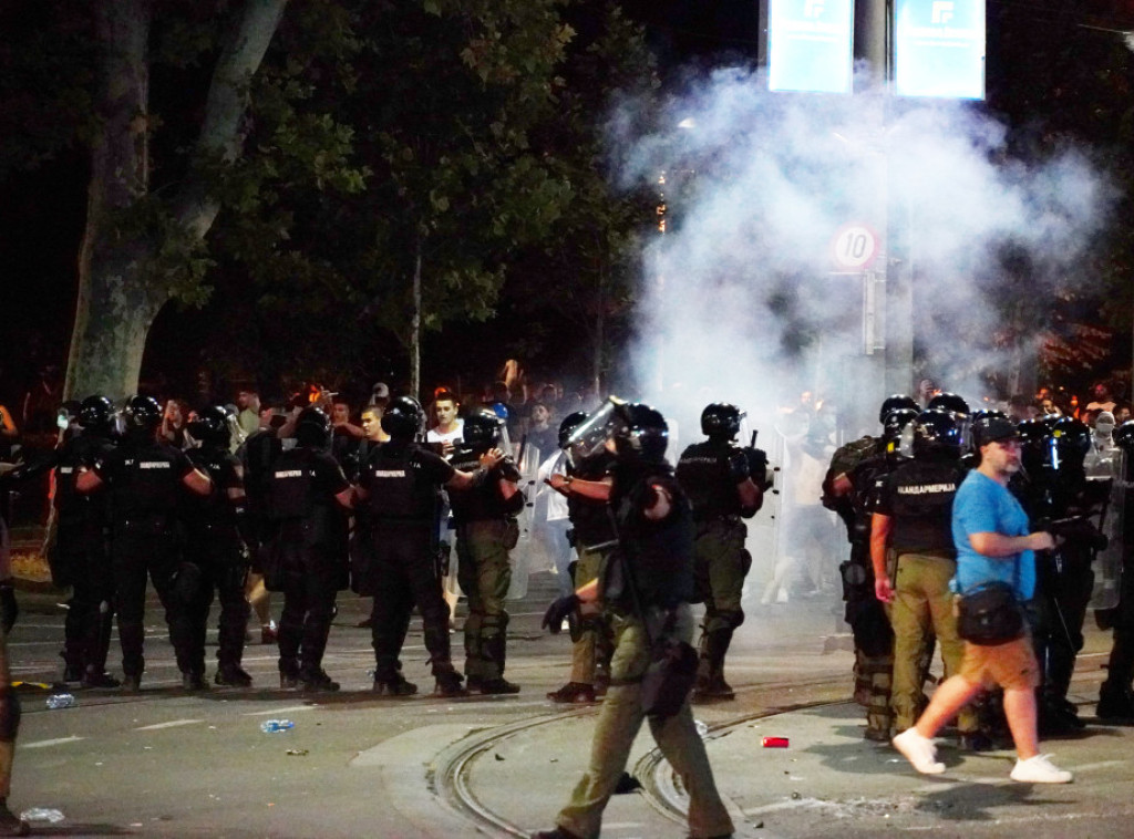 Policija potisnula i poslednje učesnike protesta na Slaviji, saobraćaj se normalizuje