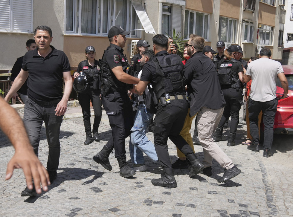 Istanbul: Uhapšeno više od 50 ljudi koji su pokušavali da učestvuju u Paradi ponosa