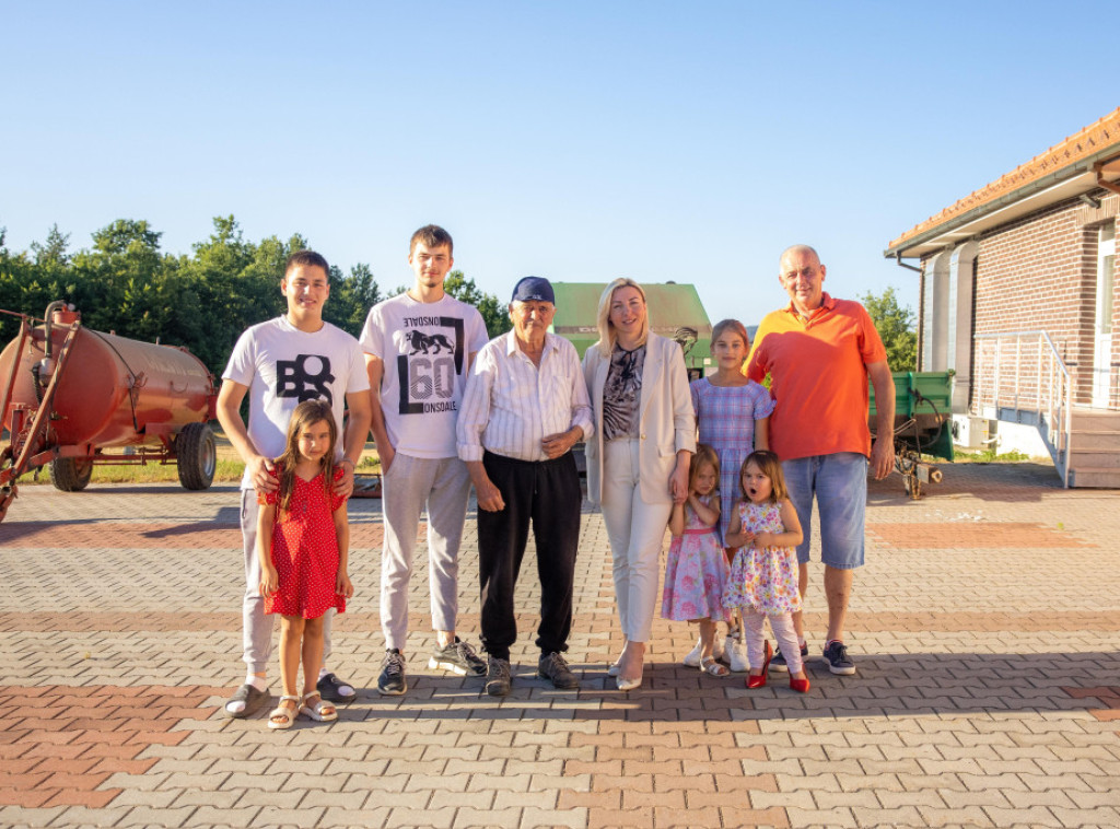 Ministarka Macura u poseti porodici Stanić sa 11 dece u Staparima kod Užica