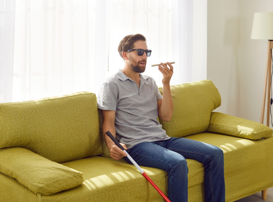 Uručena donacija od 55 mobilnih telefona Savezu slepih Srbije