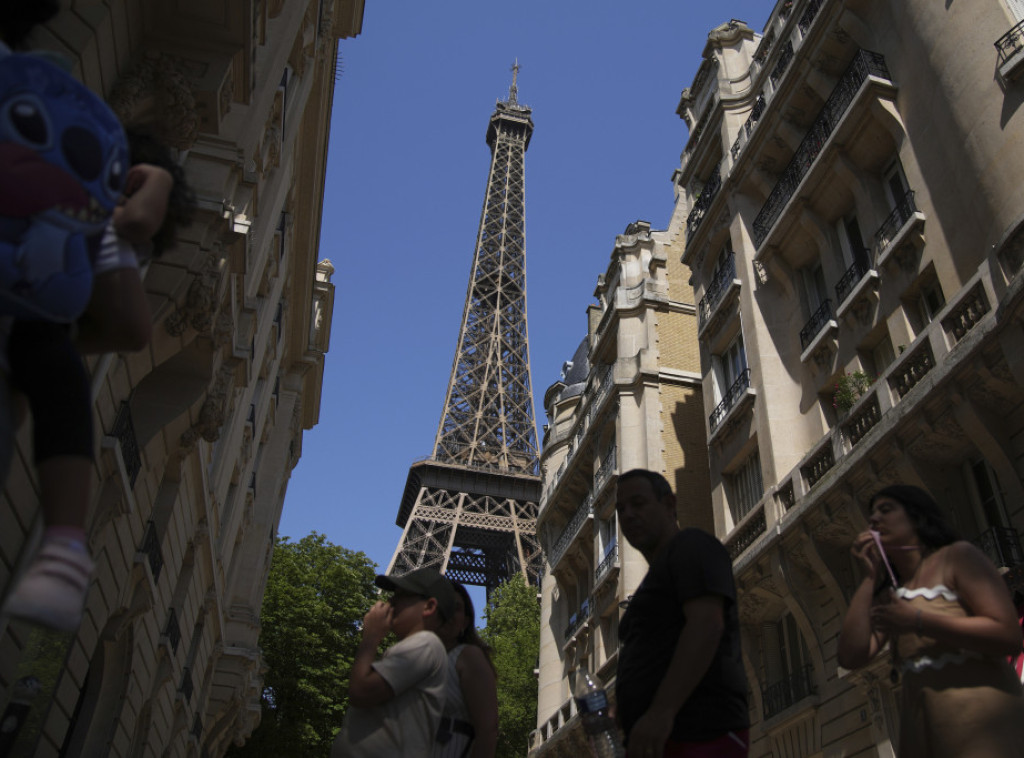 Vrh Ajfelovog tornja zatvoren za posetioce zbog ekstremnih vrućina