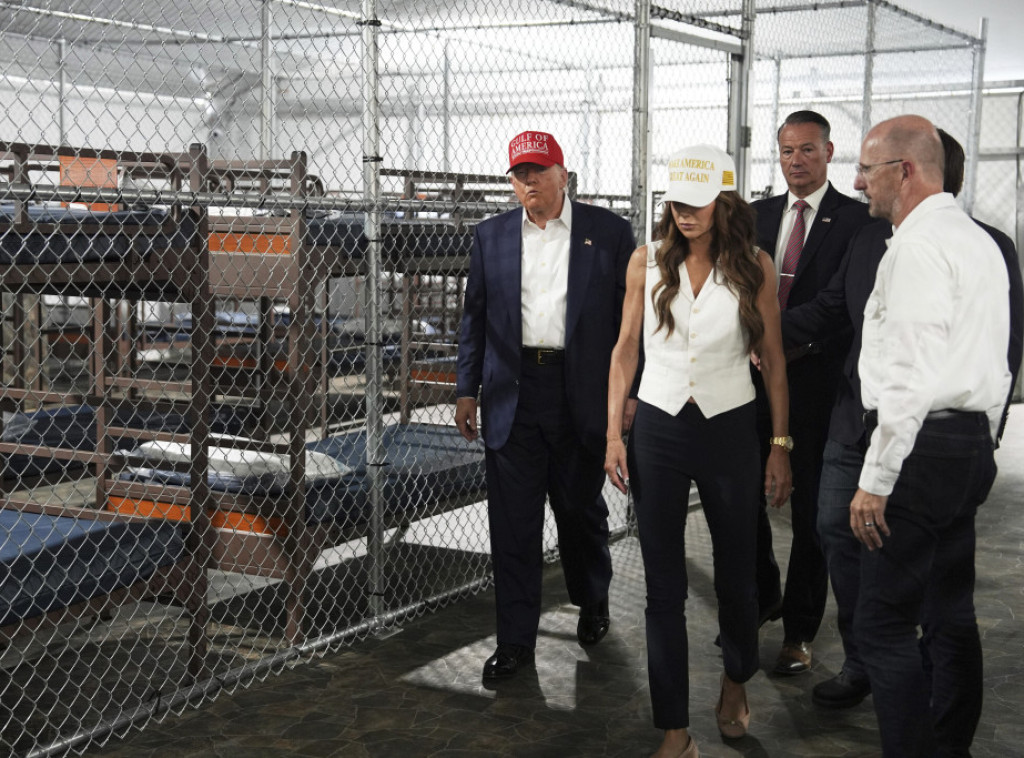 Tramp obišao imigracioni centar u Floridi nazvan "Aligator Alkatraz"