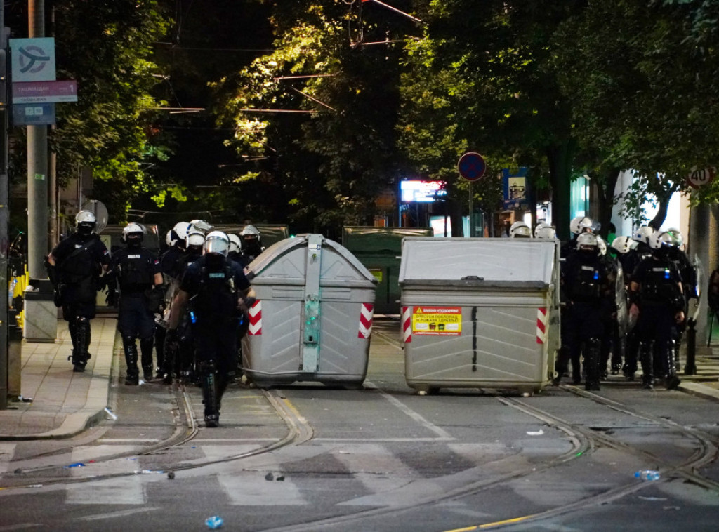 MUP: Protekle noći 72 osobe dovedene do službenih prostorija, većina blokada uklonjena