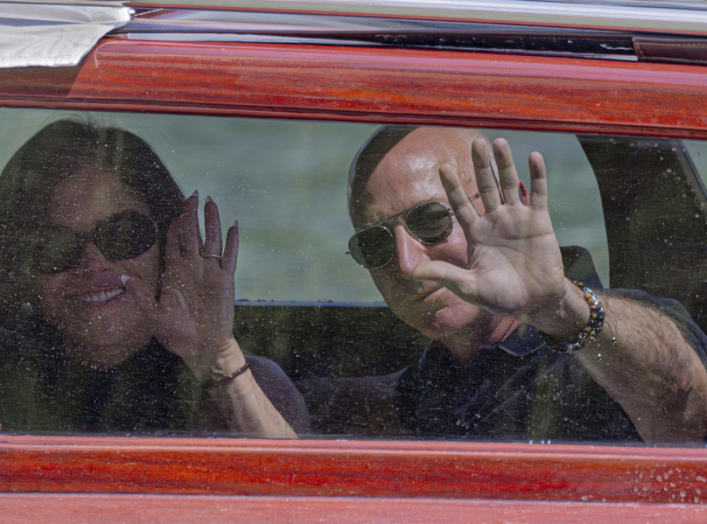 Džef Bezos prodao Amazonove akcije za 737 miliona dolara nakon venčanja u Veneciji