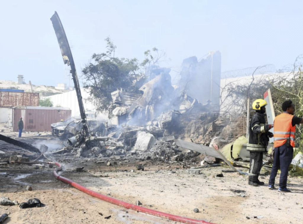 Tri od osam putnika preživela pad vojnog helikoptera Ugande na aerodromu u Somaliji