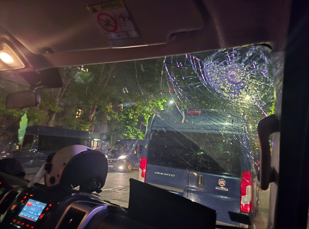 Pripadnici MUP-a napadnuti na raskrsnici Bulevara i Ruzveltove, povređen policajac