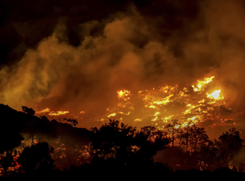 Požar na Kritu: Evakuisano više od 5.000 ljudi, kuće izgorele, otežano gašenje vatre