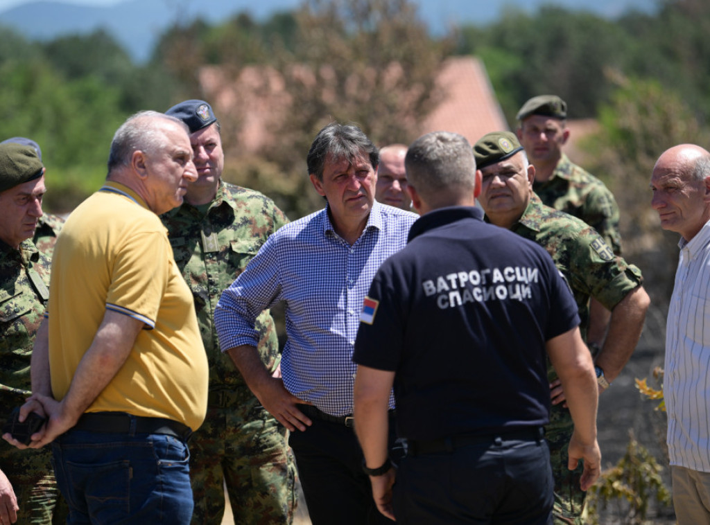 Ministar Gašić obišao vikend naselje Vinci koje je bilo zahvaćeno požarom