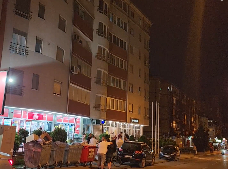 Dete koje je palo sa petog sprata zgrade u Novom Pazaru prebačeno u Beograd