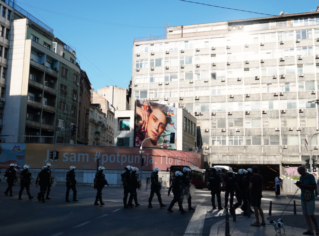 MUP: Proveren identitet 636 osoba, 19 dovedeno u službene prostorije, povređen jedan policajac