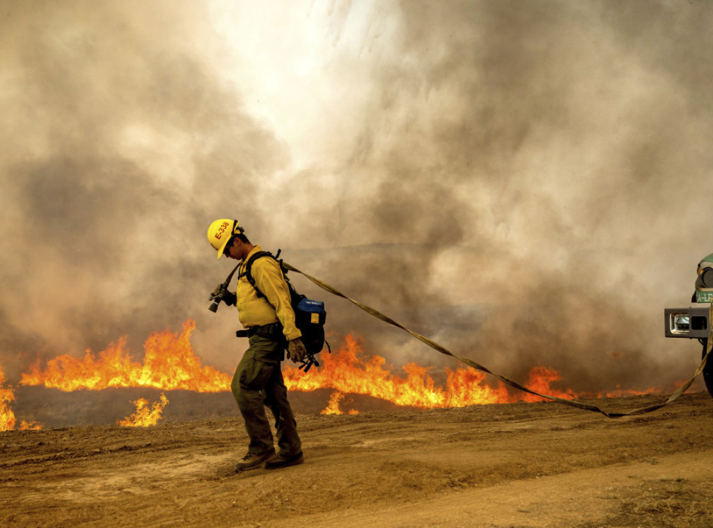Los Anđeles: Požar izazvan pirotehnikom zahvatio više kuća, gasilo ga 100 vatrogasaca