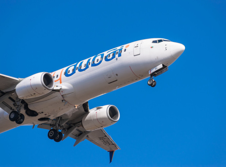 Avion iz Dubaija sleteo u Beograd u 6.21