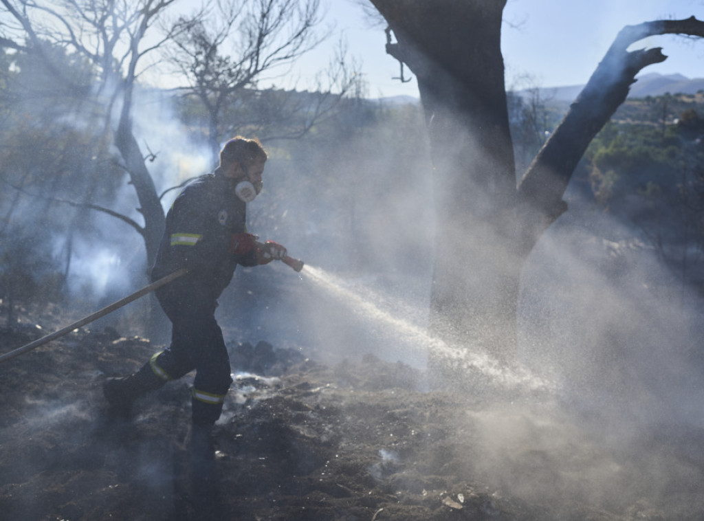 Grčki vatrogasci treći dan gase požare na Kritu, bore se sa požarom u predgrađu Atine