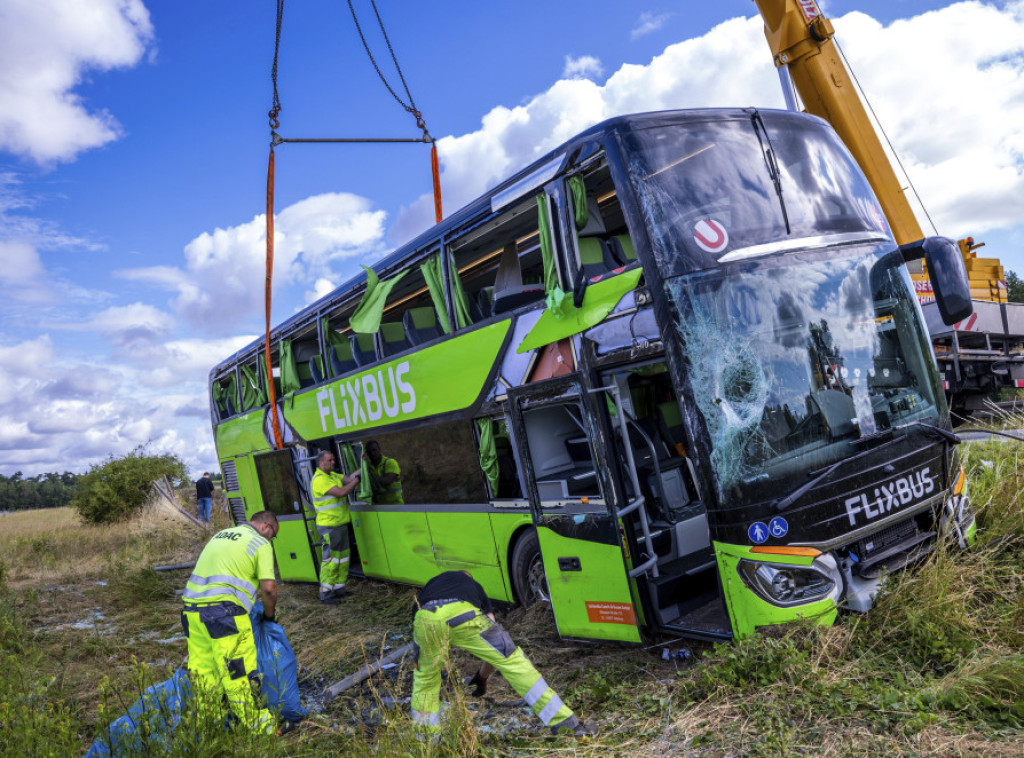 Više od 20 povređenih u prevrtanju autobusa na severoistoku Nemačke