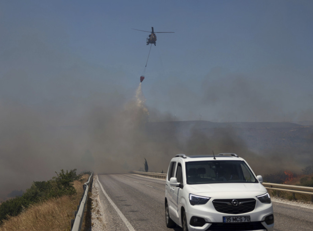 Vatrogasci u Turskoj i dalje gase požare na zapadu zemlje na Egejskoj obali