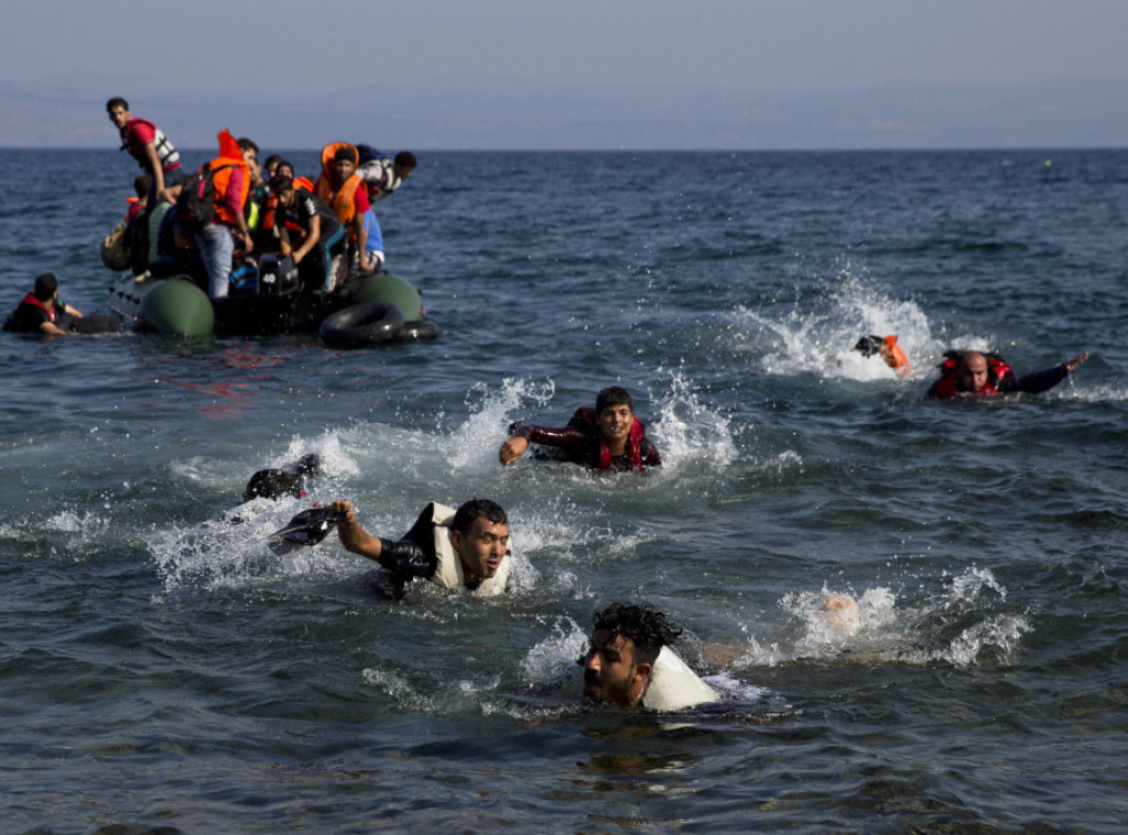 Francuska policija nožem isekla čamac sa migrantima, Britanija podržala taj potez