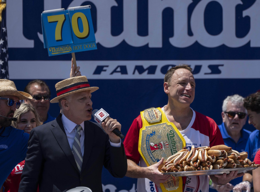 Džoi "Čeljusti" Čestnat ponovo osvojio titulu na takmičenju u jedenju hot-dogova