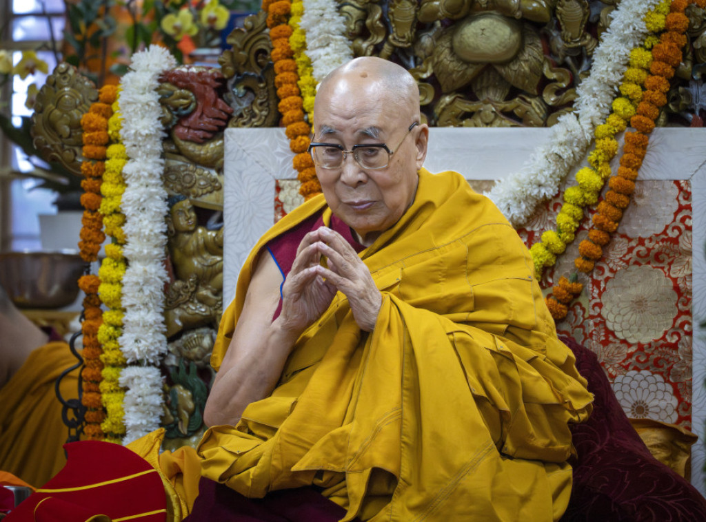 Kina prekida kontakte sa predsednikom Češke zbog sastanka sa Dalaj Lamom