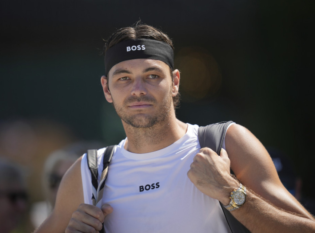 Tompson predao meč zbog povrede, Fric u četvrtfinalu Vimbldona