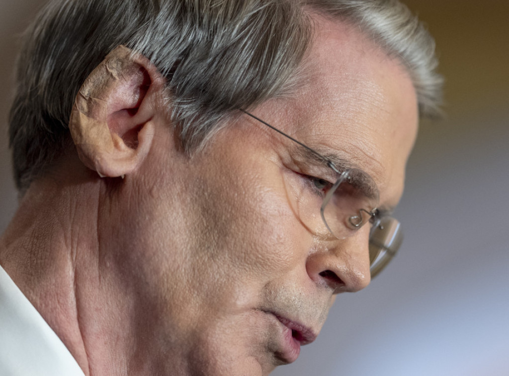 Besent poručio Masku da se drži svojih kompanija, ne politike