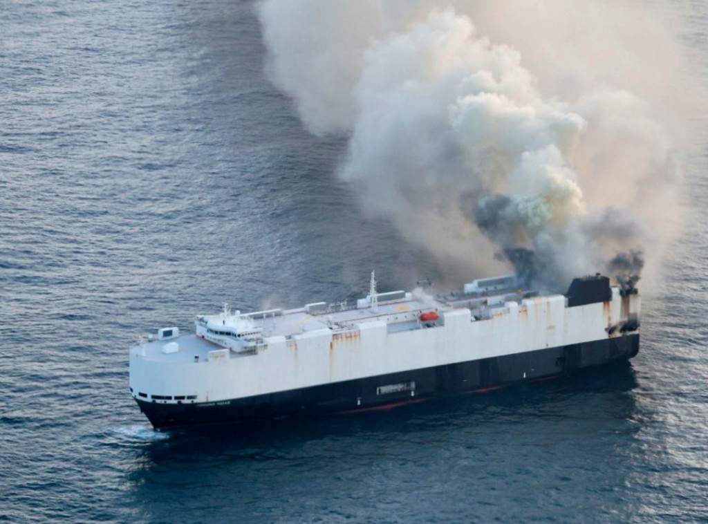 Posada napustila napadnuti brod u Crvenom moru koji je zahvatio požar