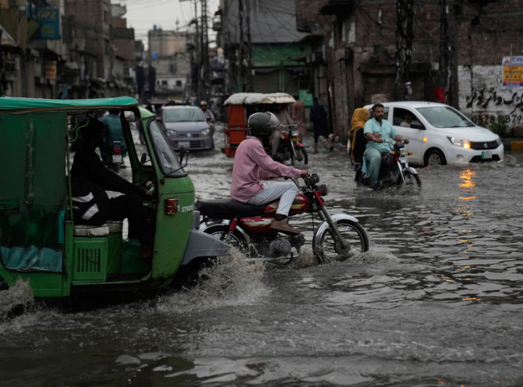 Najmanje 72 osobe poginule u poplavama u Pakistanu izazvanim monsunskim kišama