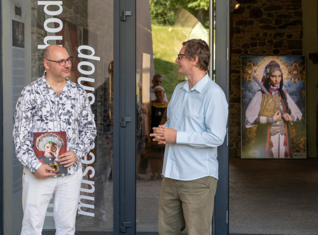 Izložba fotografija "Tron" Pavela Surovog traje do 1. septembra u Bratislavskom zamku