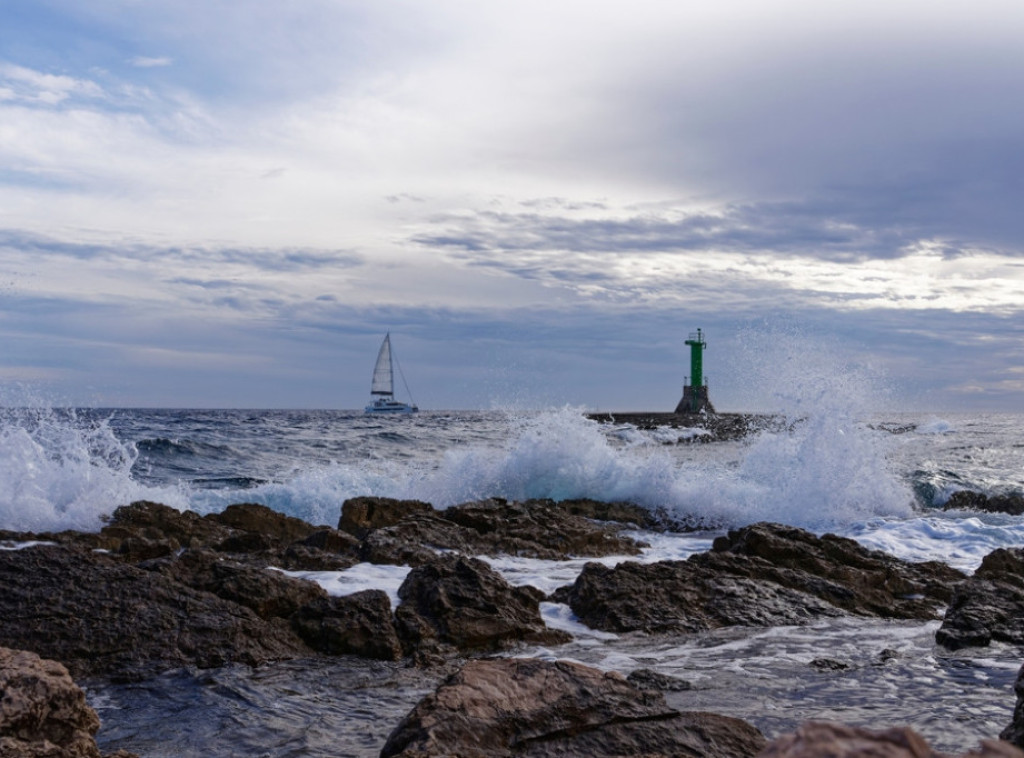 Hrvatska: Nevreme prevrnulo katamaran, devet osoba se našlo u moru