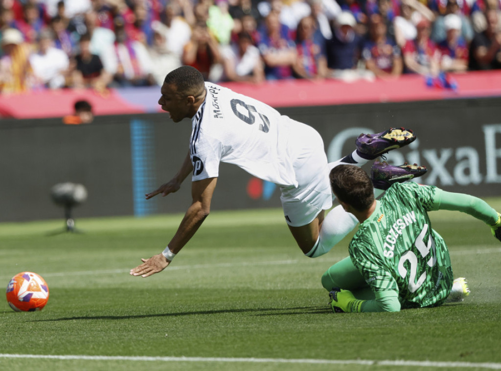 Vojčeh Ščensni produžio ugovor sa Barselonom do 30. juna 2027. godine