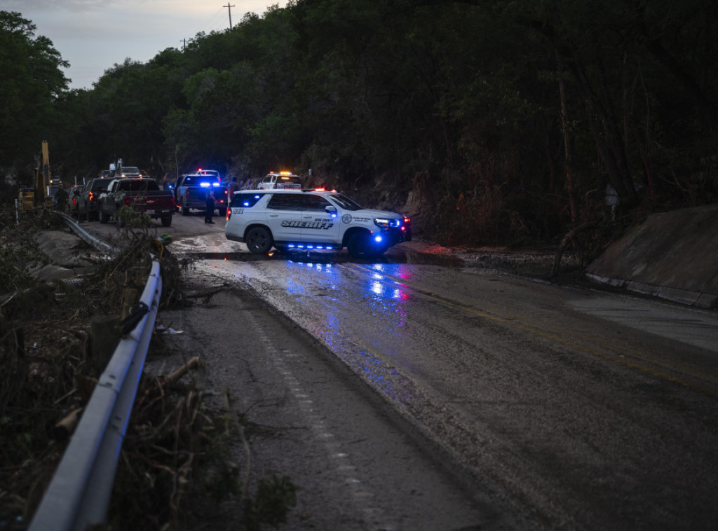 Više od 100 poginulih u poplavama u Teksasu, traga se za nestalima