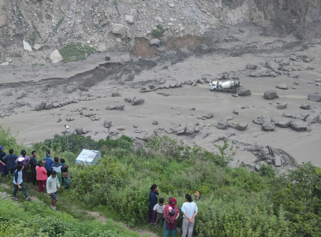 Nepal: U monsunskim poplavama nestalo 18 osoba, srušen glavni most ka Kini