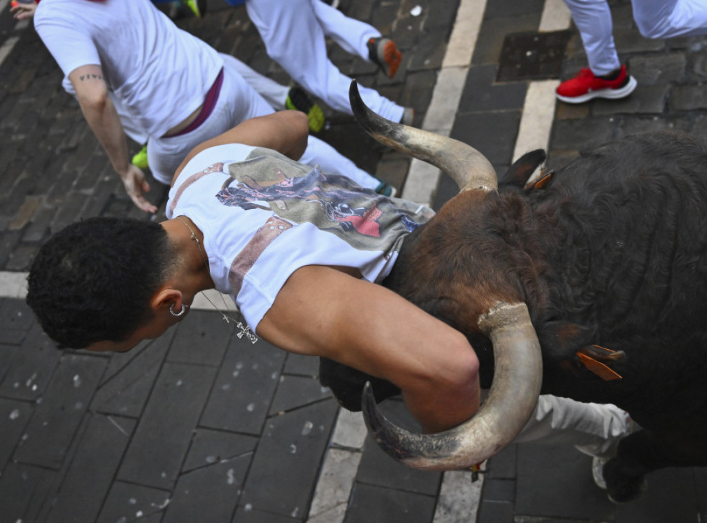 Jedan čovek uboden rogom, 7 povređeno tokom trke s bikovima na festivalu San Fermin