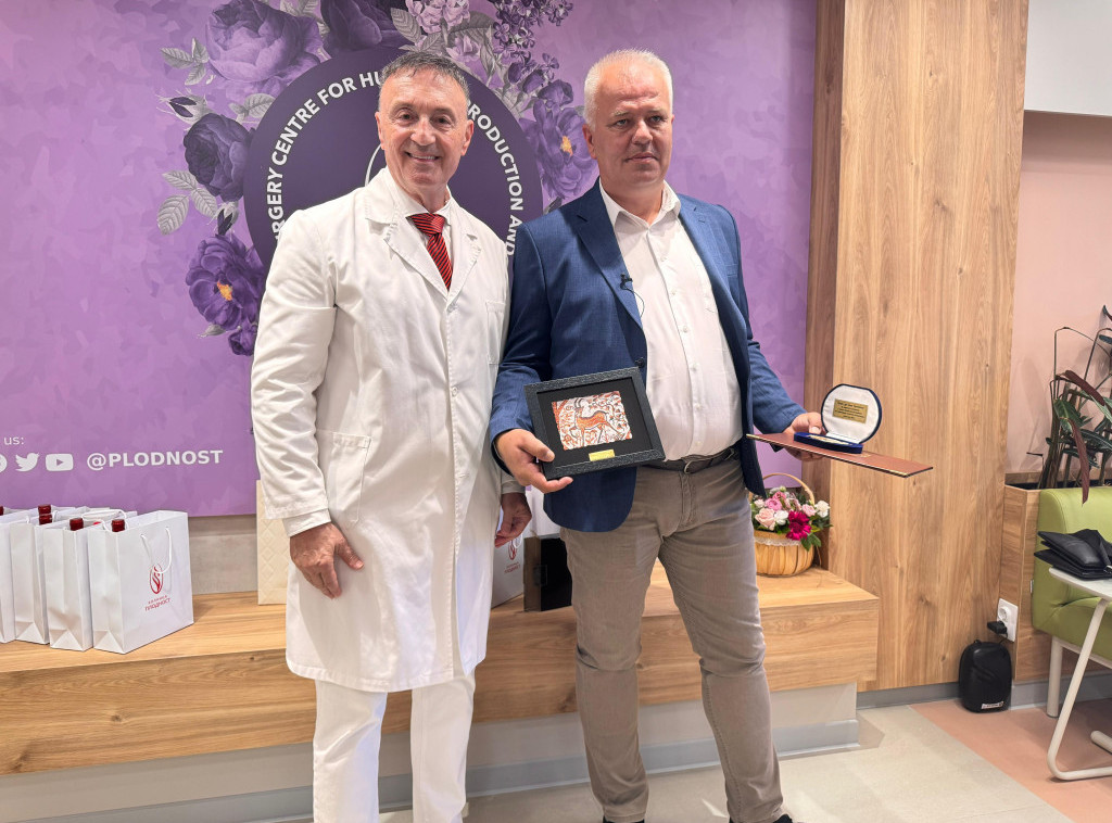 Plaketa Aleksinca doktoru Trpčevskom zbog uspeha na polju vantelesne oplodnje