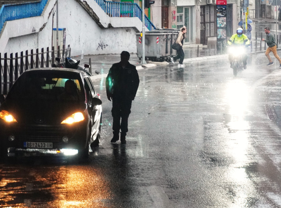 Stanje kolovoza promenljivo zbog kiše, na prelazu Preševo putnička vozila čekaju 20 minuta