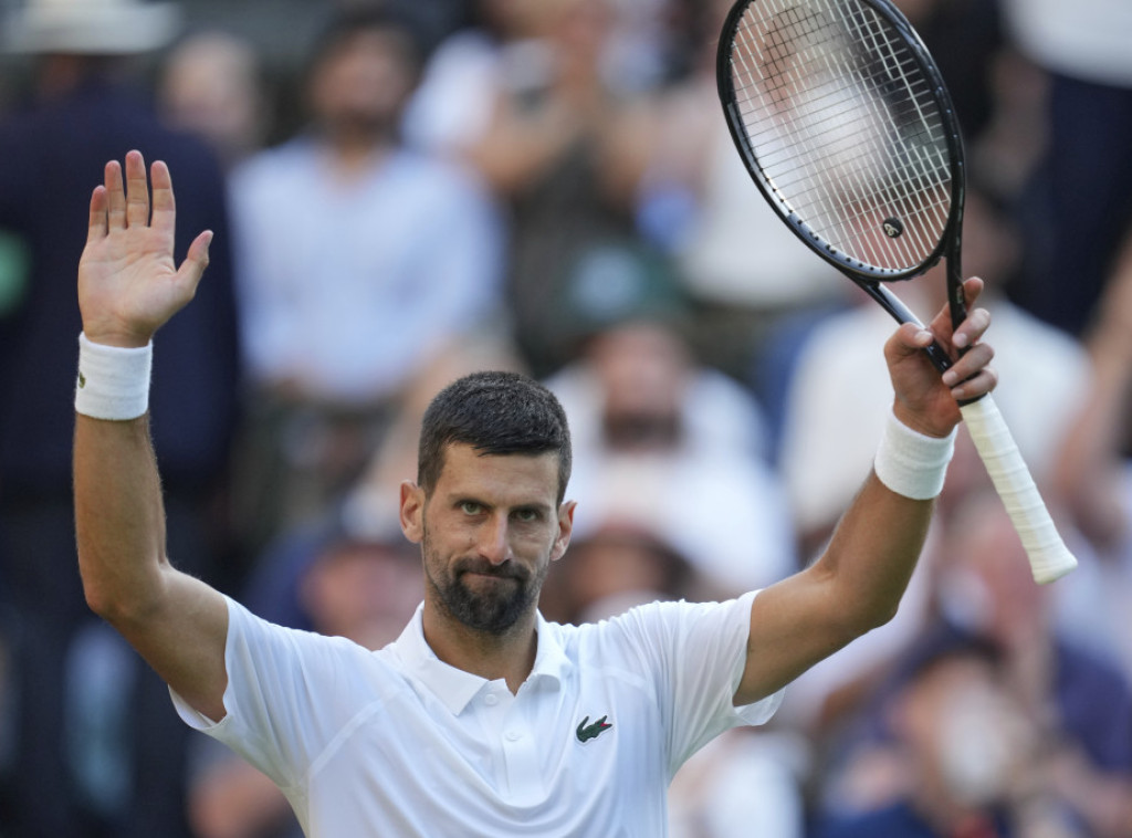 Djokovic through to Wimbledon semi-finals
