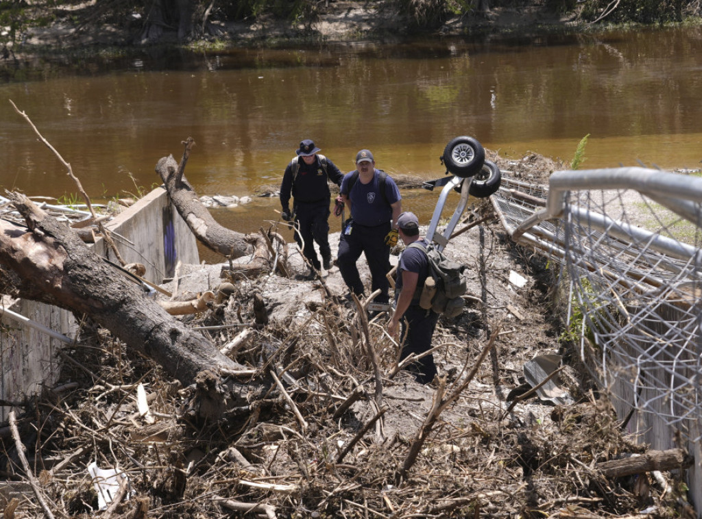 Oko 2.100 pripadnika hitnih službi traga za nestalima u poplavama u Teksasu
